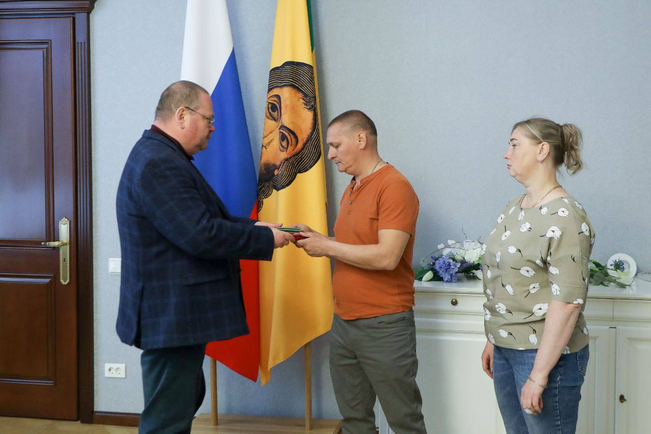 Мельниченко передал родителям геройски погибшего на Украине военнослужащего орден Мужества