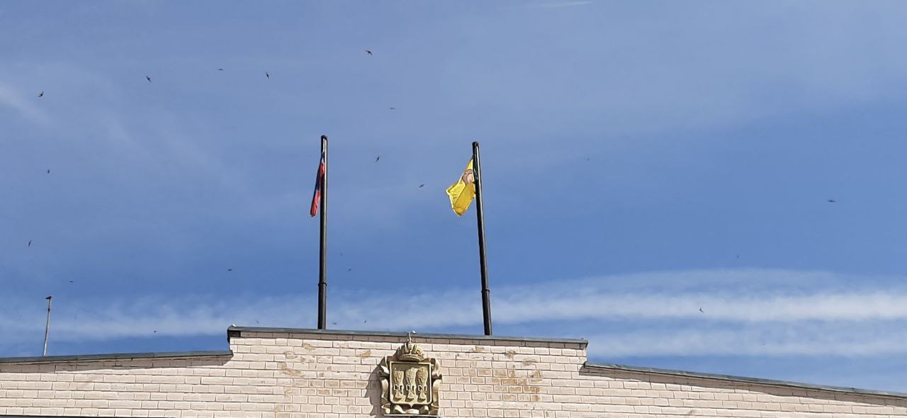 Пресс-центр губернатора Пензенской области разъяснил, почему на здании регионального правительства висит старый флаг