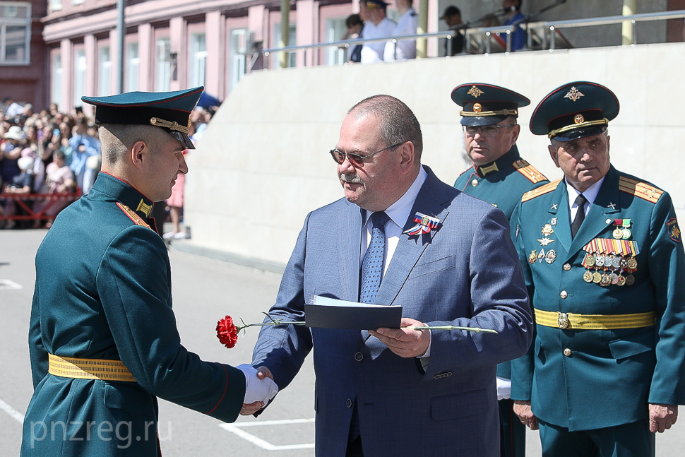 Губернатор Олег Мельниченко поздравил выпускников Пензенского артиллерийского инженерного института