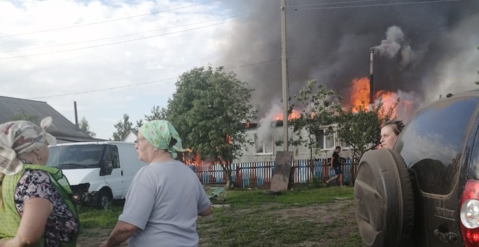 Жители села Старое Славкино собственными силами сдерживали огонь 40 минут  в ожидании пожарной машины