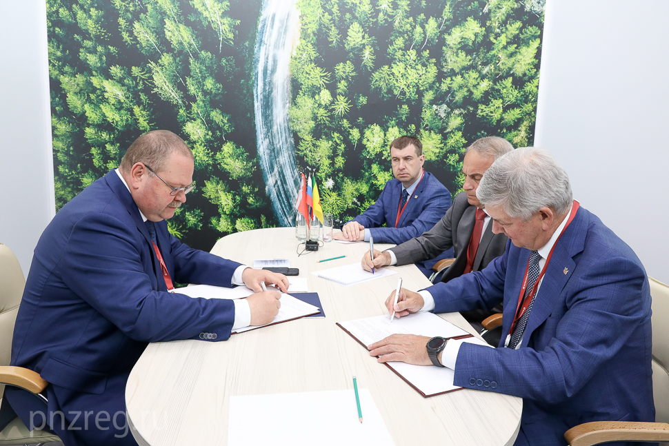 Губернатор Олег Мельниченко подписал соглашения о сотрудничестве с тремя  регионами