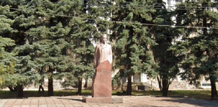 Памятник Дзержинскому подорожал в 4 раза и  вновь выставлен на продажу