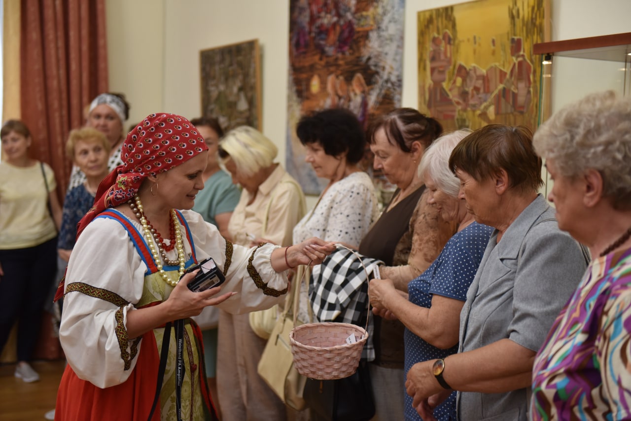 В Литературном музее открылась выставка «Самовар-батюшка и гармонь-матушка»