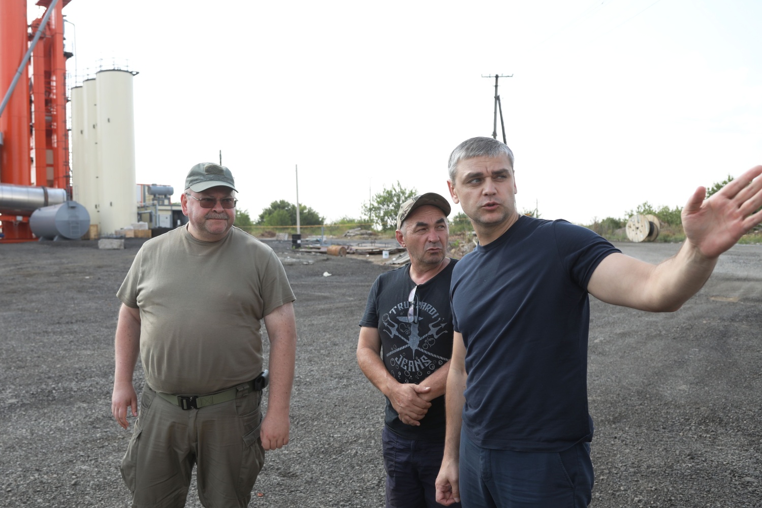 Губернатор Олег Мельниченко осмотрел асфальтобетонные заводы в ДНР