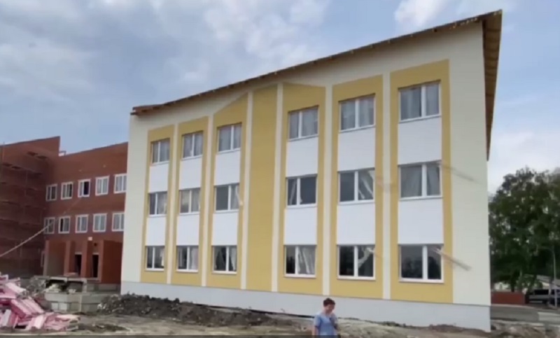 Зампред Олег Ягов: «Строительная готовность новой школы в Чемодановке составляет 66%»
