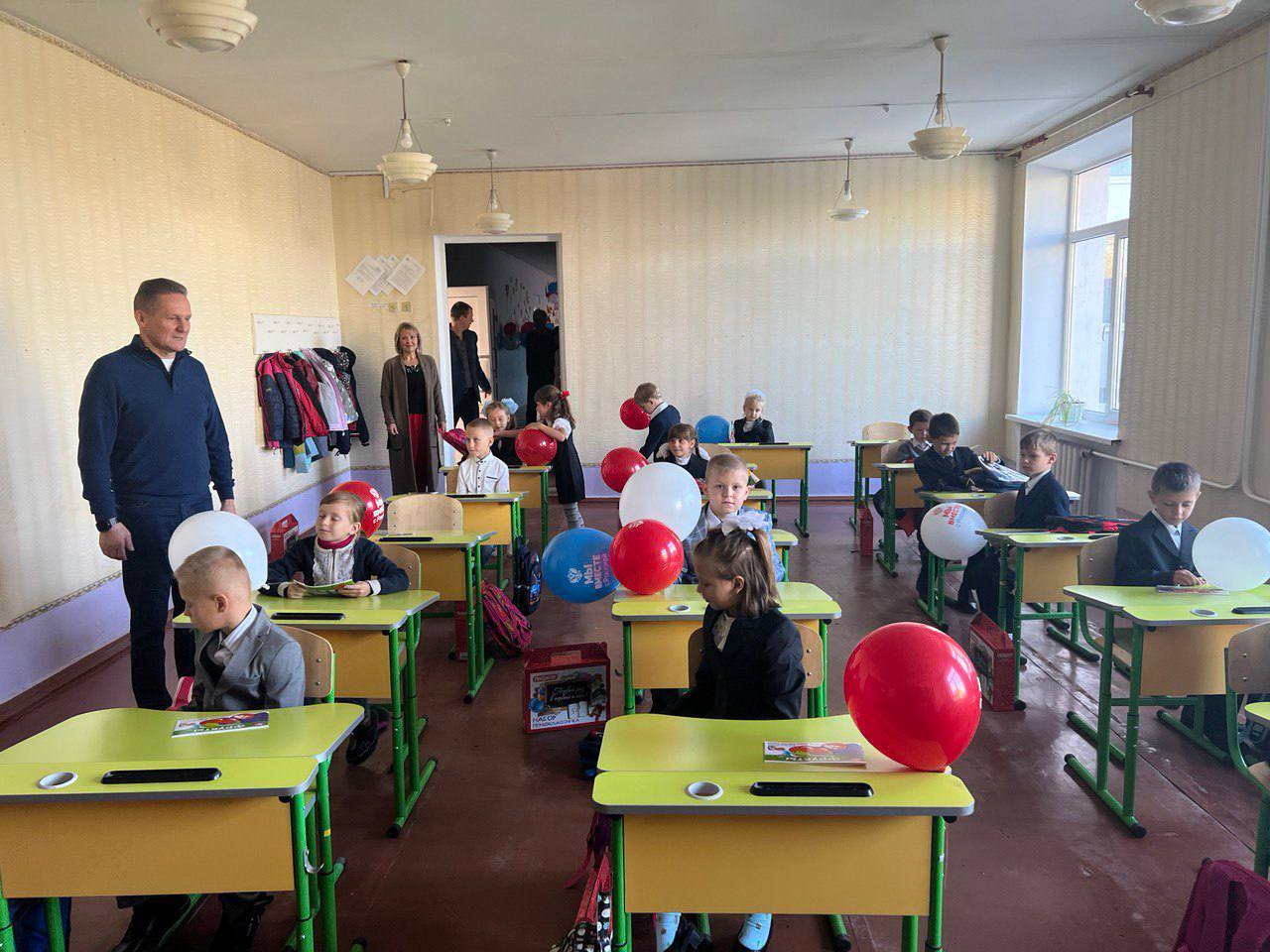 Пензенские специалисты в день открытия школы в Пологовском районе вручили подарки