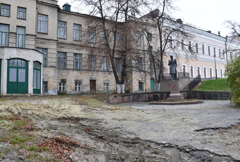 Мэр Александр Басенко поручил привести в порядок территорию вокруг памятника М.Ю. Лермонтову