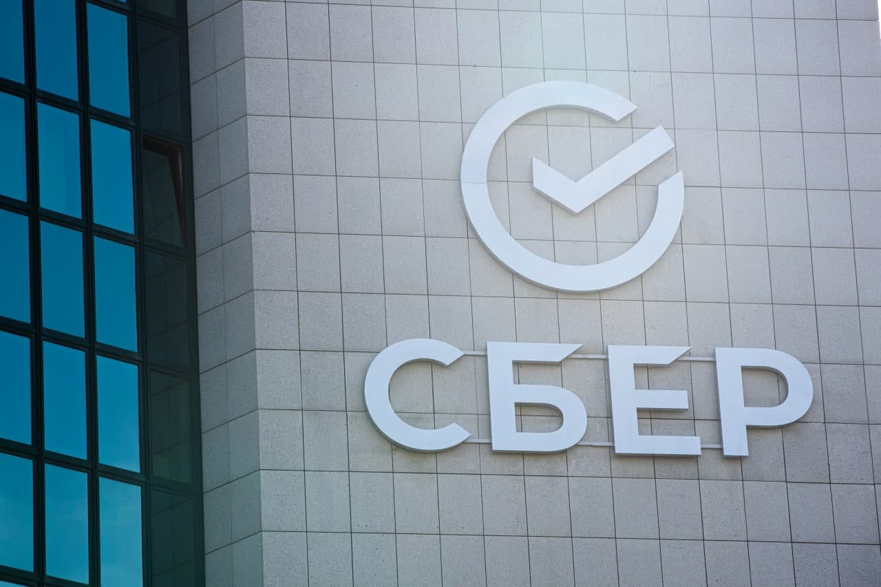 97% оборудования Сбербанка готово работать с новыми 100-рублевыми купюрами