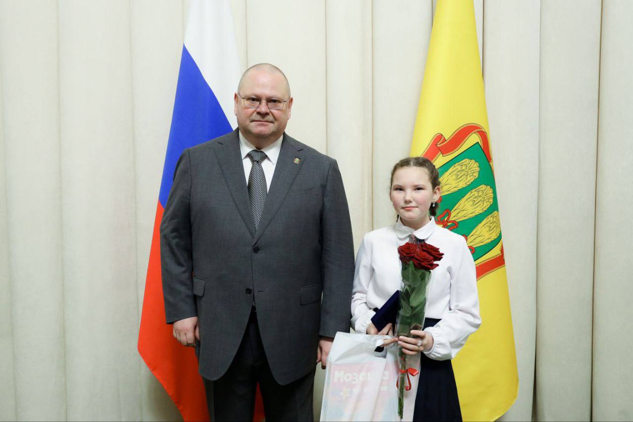 Олег Мельниченко вручил медали «За проявленное мужество» двум школьницам из Пензы