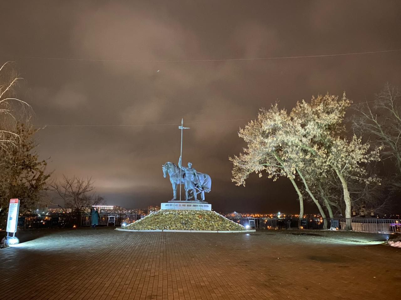 У Памятника Первопоселенцу появилась подсветка
