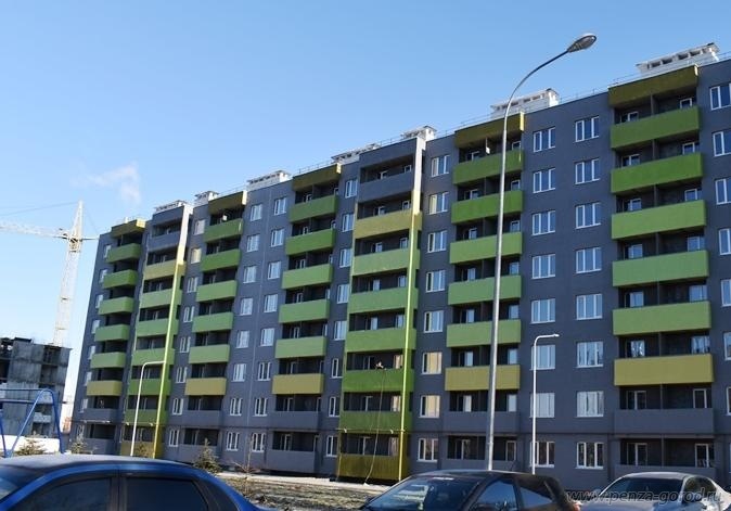 Александр Басенко вручил первые ключи от новых квартир в микрорайоне Заря