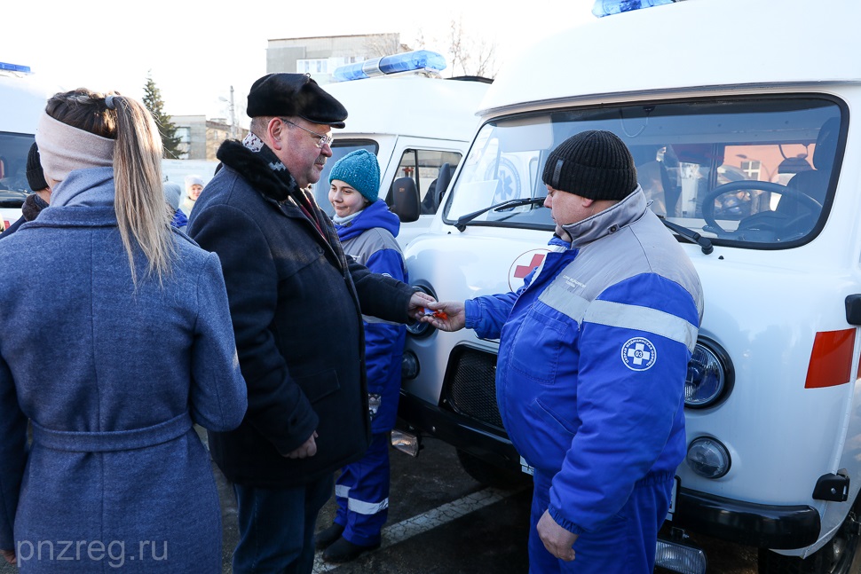 Олег Мельниченко вручил ключи от 16 машин скорой помощи