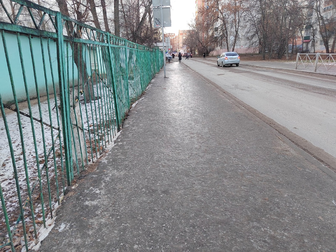 Тротуар вдоль улицы Ставского обещали обработать против гололеда