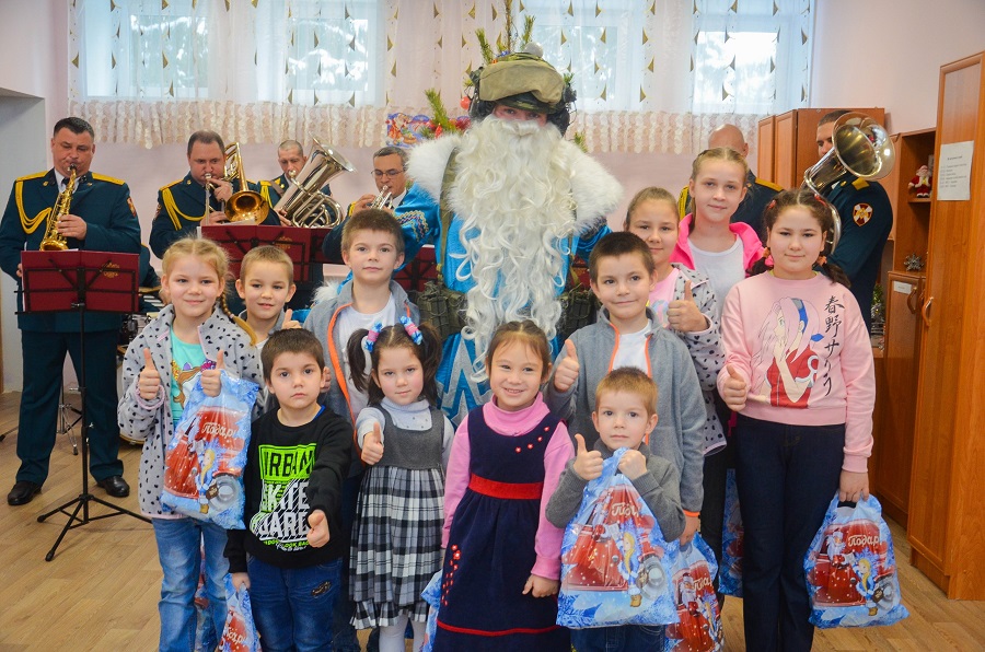 «Дед мороз специального назначения» поздравил детей из Пензенского региона