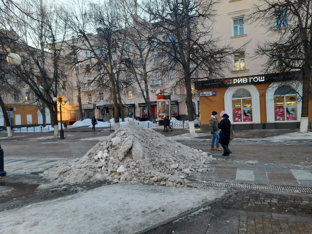 Пензенцам рассказали, когда уберут кучи снега с ул. Московской