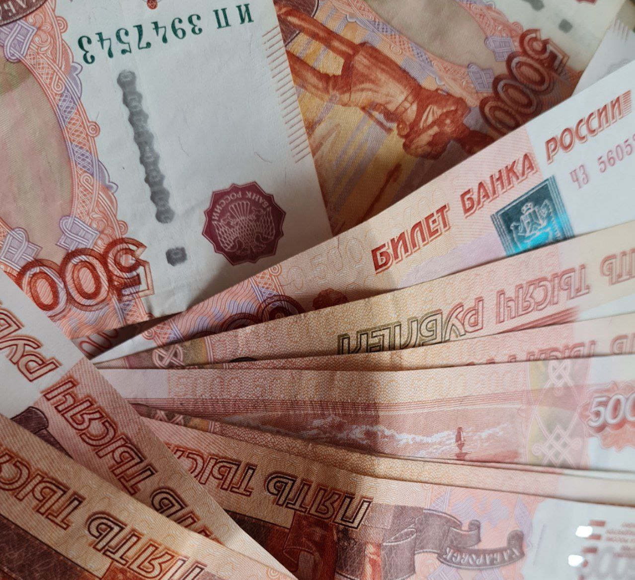 Сотрудник УФСИН передавал запрещенные предметы заключенному за 12 тысяч рублей