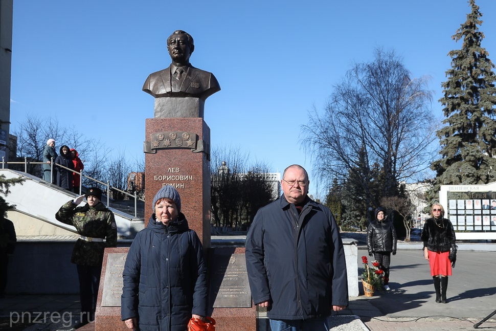 В Пензе открыли памятник Льву Ермину