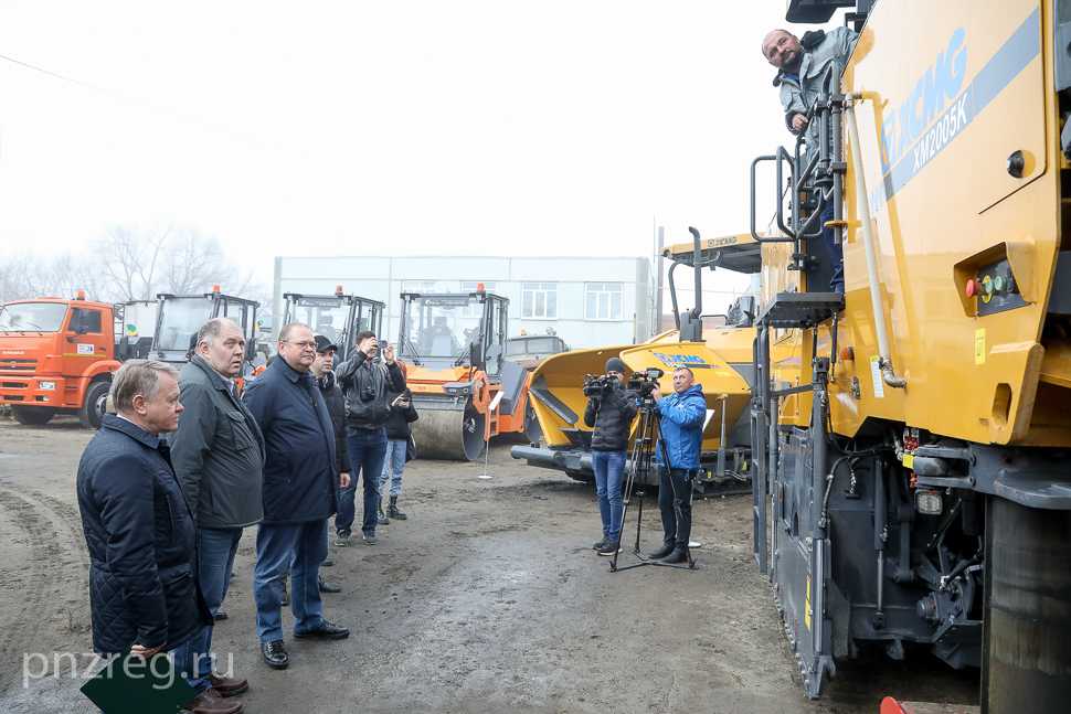 Губернатор Олег Мельниченко оценил новую дорожную технику Пензавтодора