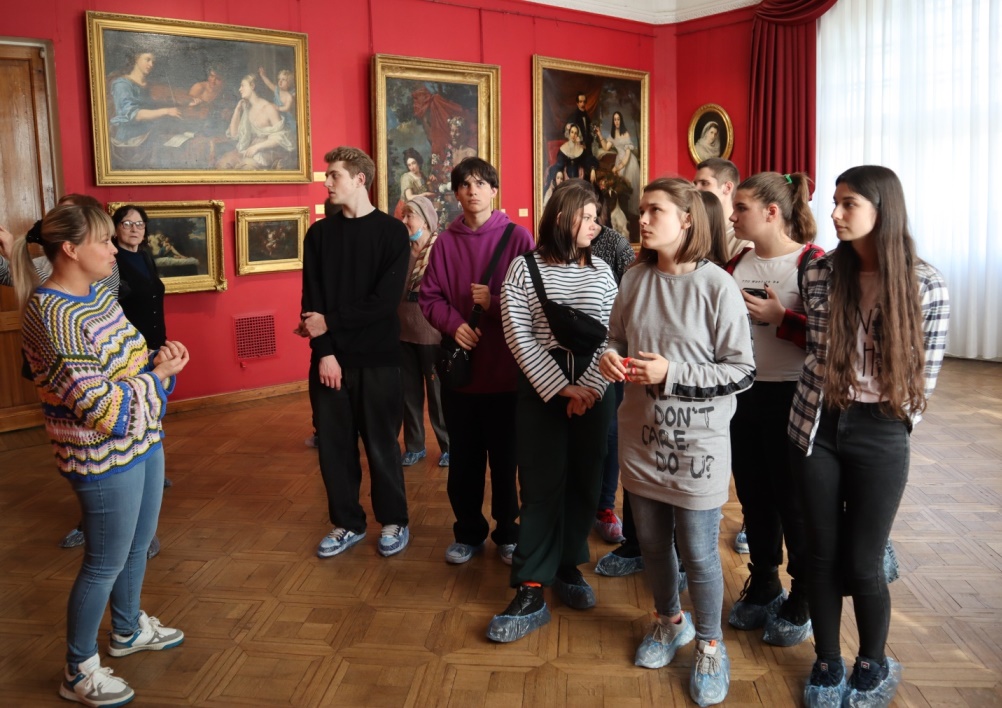 Пензенскую картинную галерею посетили школьники из Запорожской области