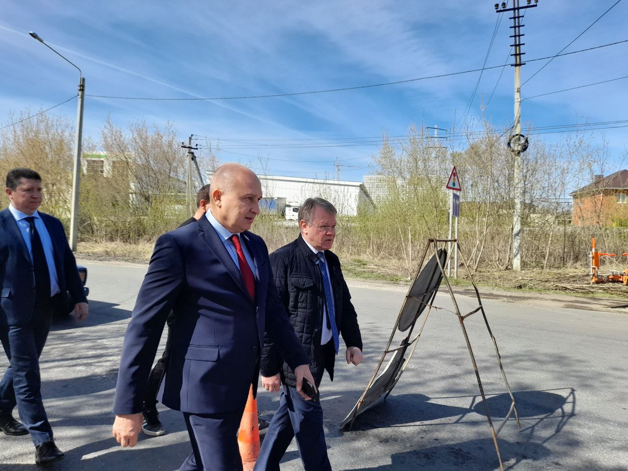Александр Басенко и Юрий Зиновьев оценили ход ремонта дороги, ведущей в Зарю