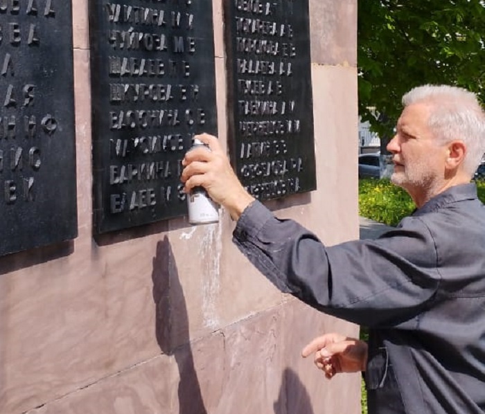 На стеле «Слава героям» восстановили надписи