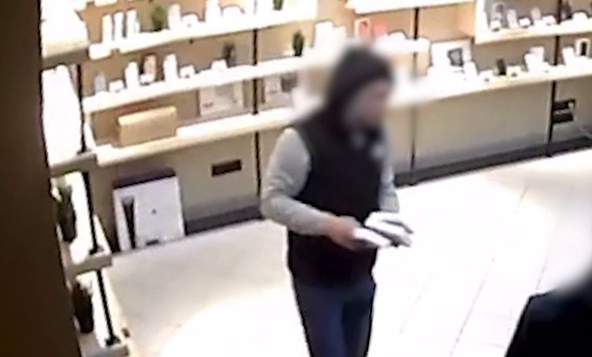 Пензенские полицейские установили мужчину, укравшего из магазина три премиум смартфона