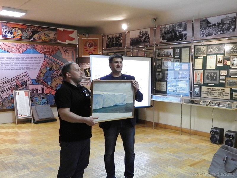 Краеведческому музею подарили картину художника-полярника