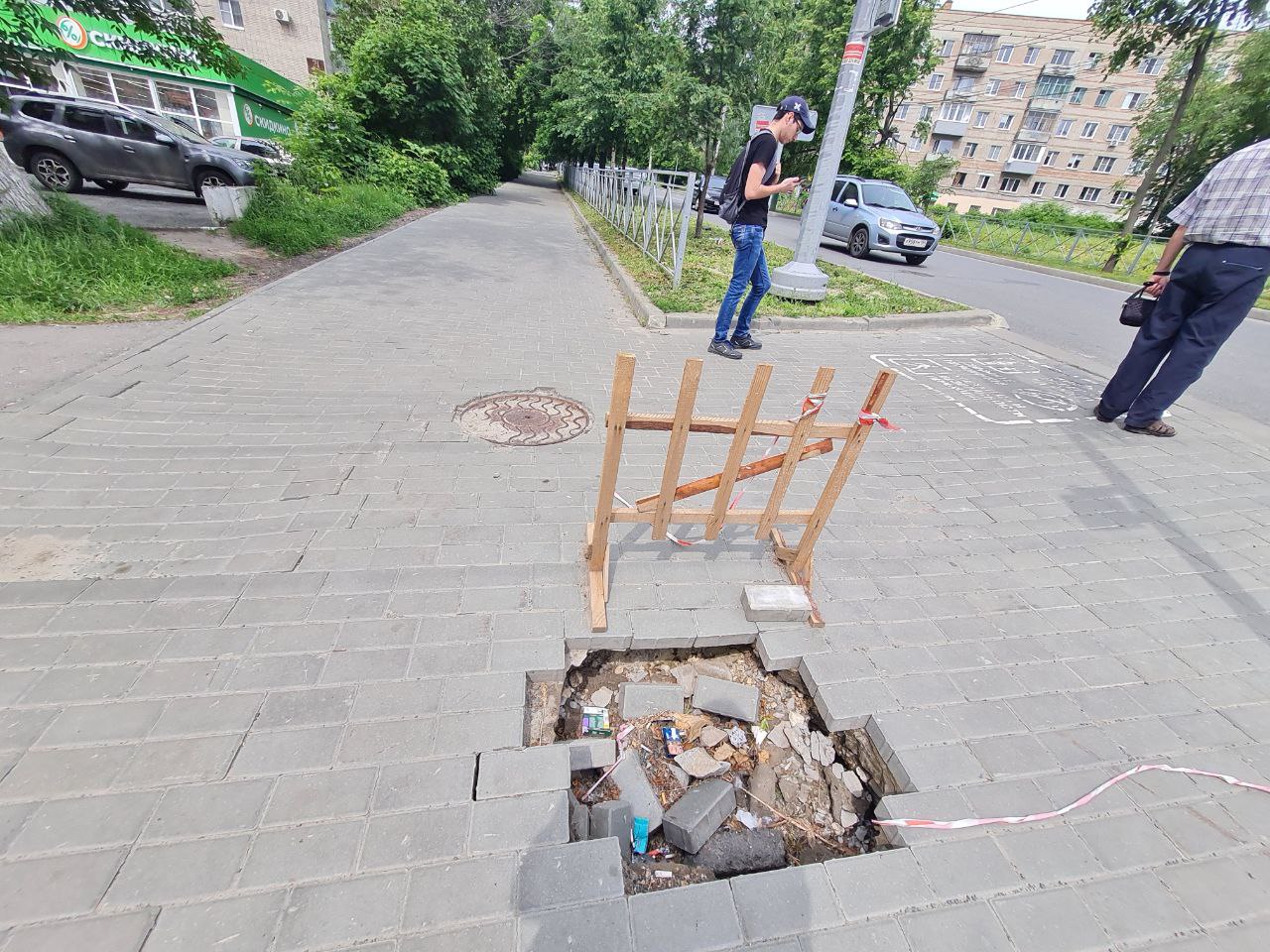 На Чкалова провалилась часть тротуара. Фотофакт