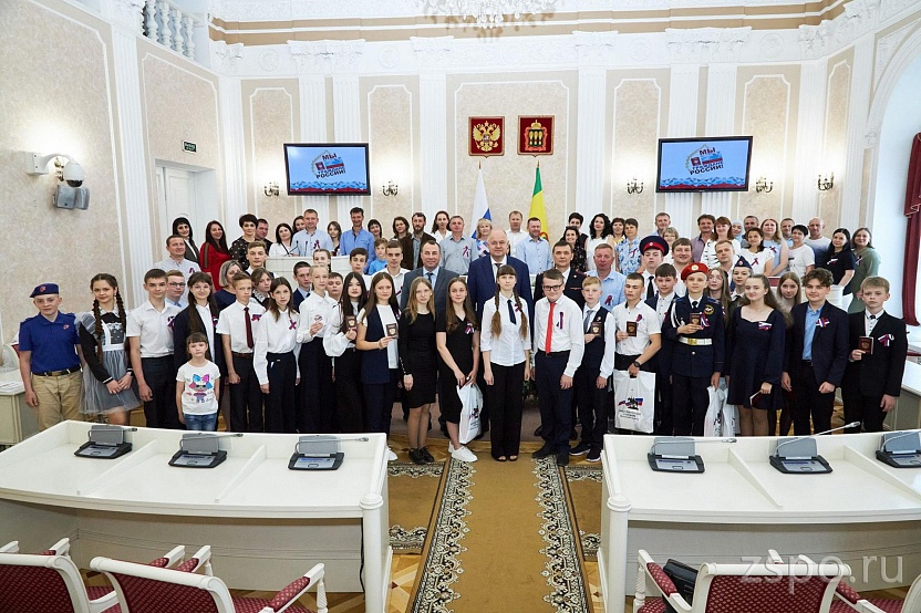В Заксобрании состоялась церемония вручения паспортов граждан РФ