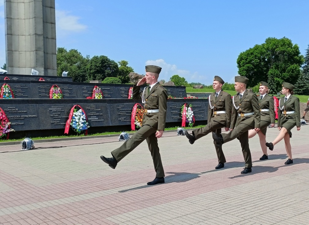 Пензенские школьники несут почетную Вахту у Вечного огня в Брестской крепости