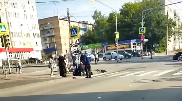 На улице Свердлова в Пензе мужчина на электросамокате столкнулся с иномаркой