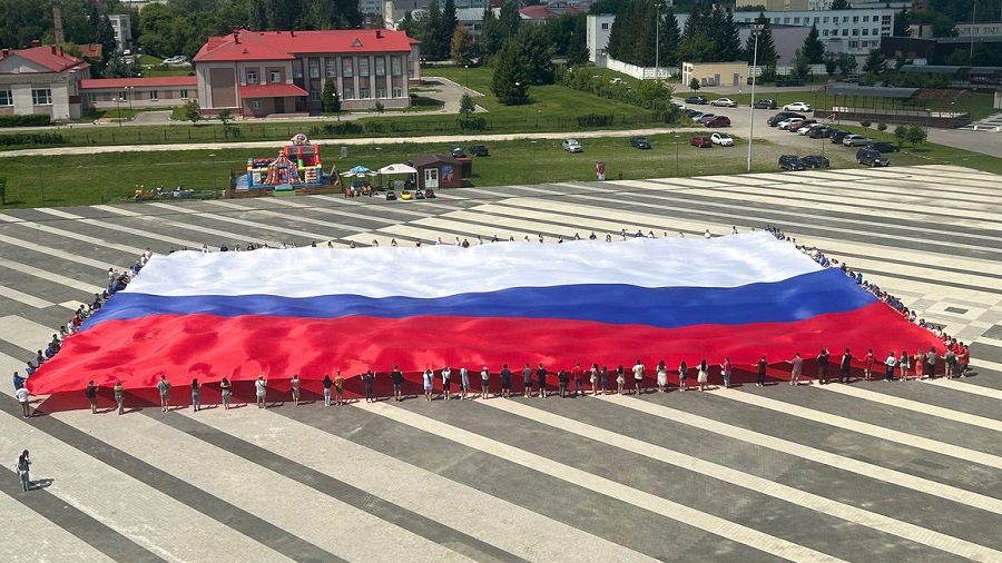 На Юбилейной площади Пензы в поддержку президента развернут флаг, площадью 1500 квадратных метров