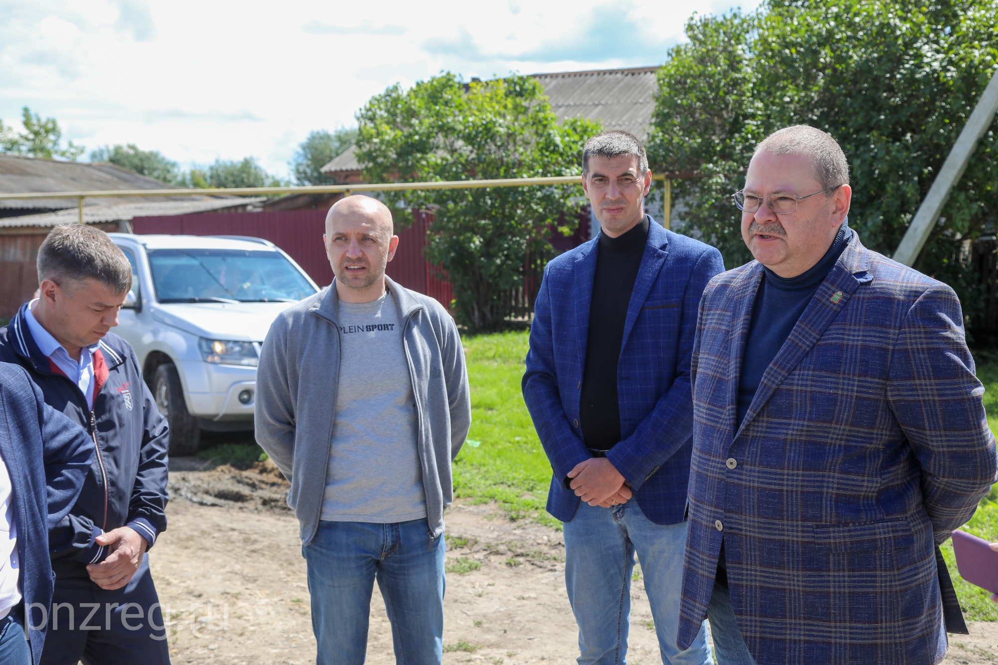Пензенский губернатор проверил строительство школы и дороги в Лунинском районе