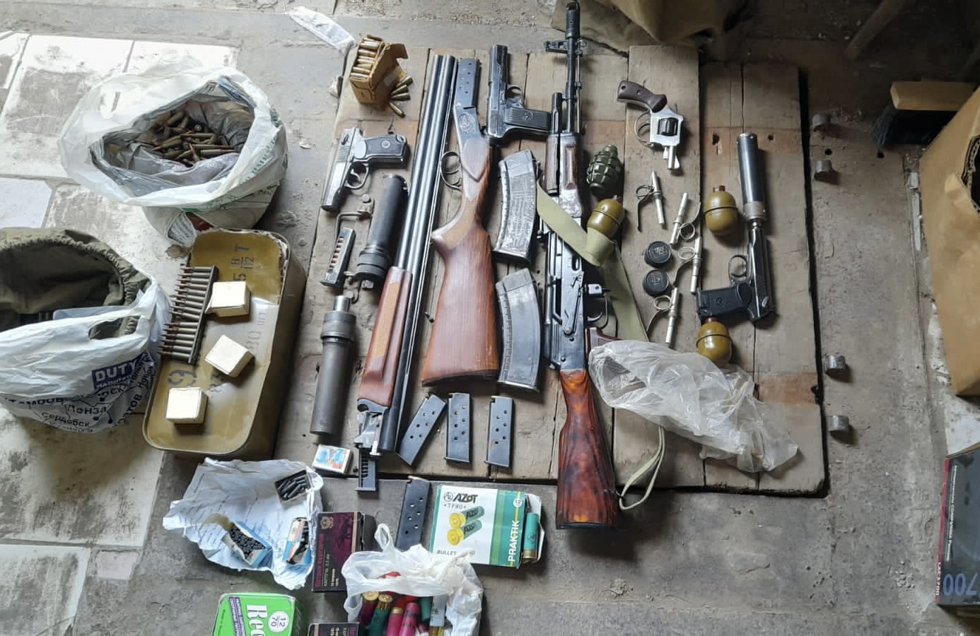В гараже на территории Пензы нашли схрон с оружием и боеприпасами