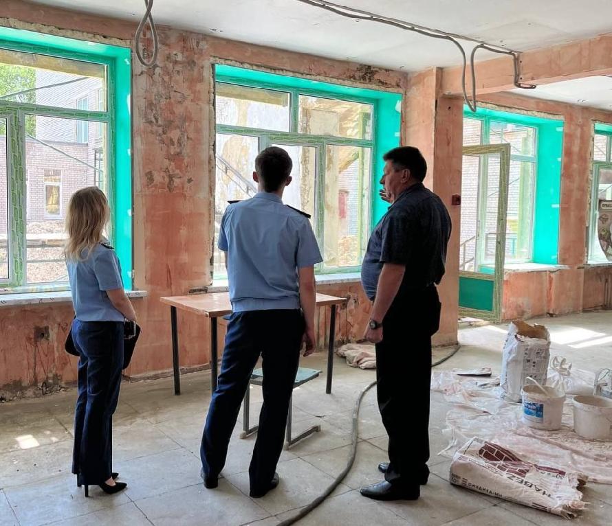 Прокуратура вмешалась в ситуацию с затянутым ремонтом школы в Заречном