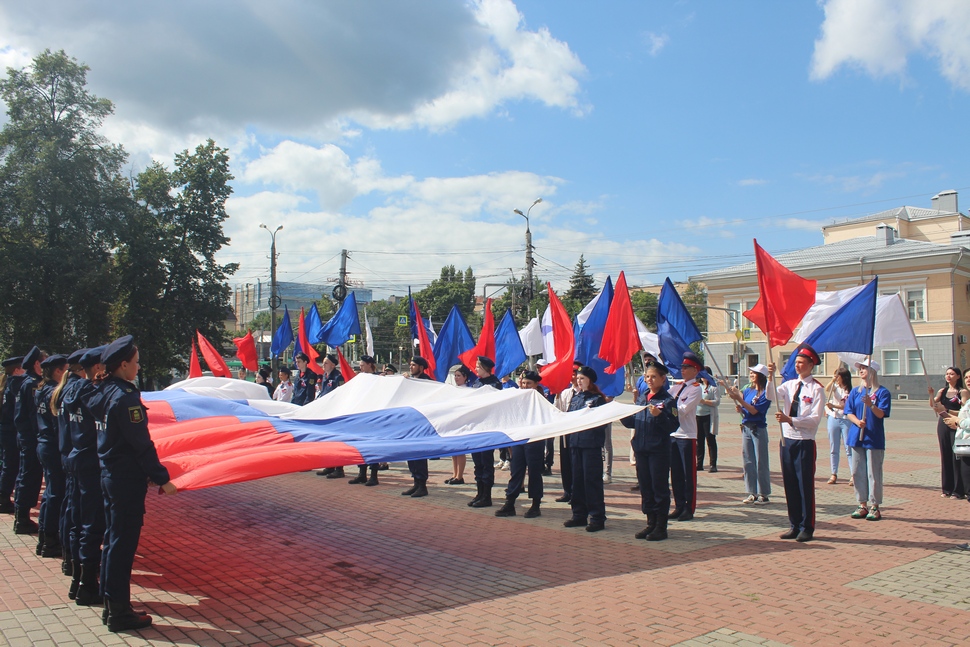 В Пензе устроили флешмоб и раздачу ленточек в честь Дня флага России