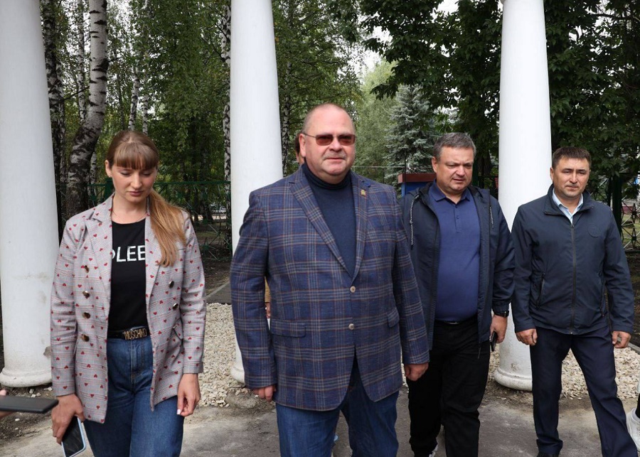 Губернатор Олег Мельниченко проверил благоустройство территорий в Сердобском районе