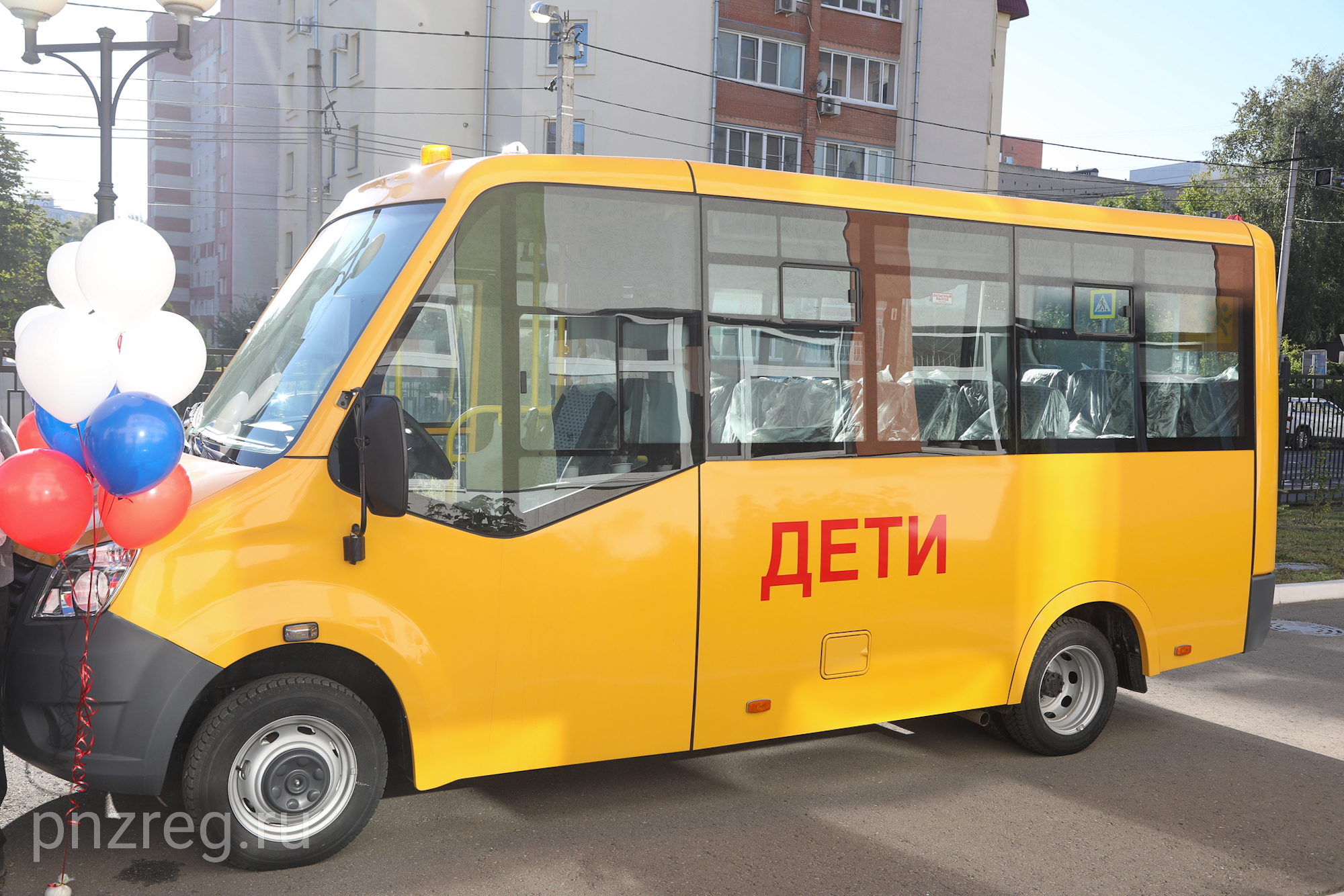 Пензенскому лицею № 14 подарили автобус и сертификат на оборудование