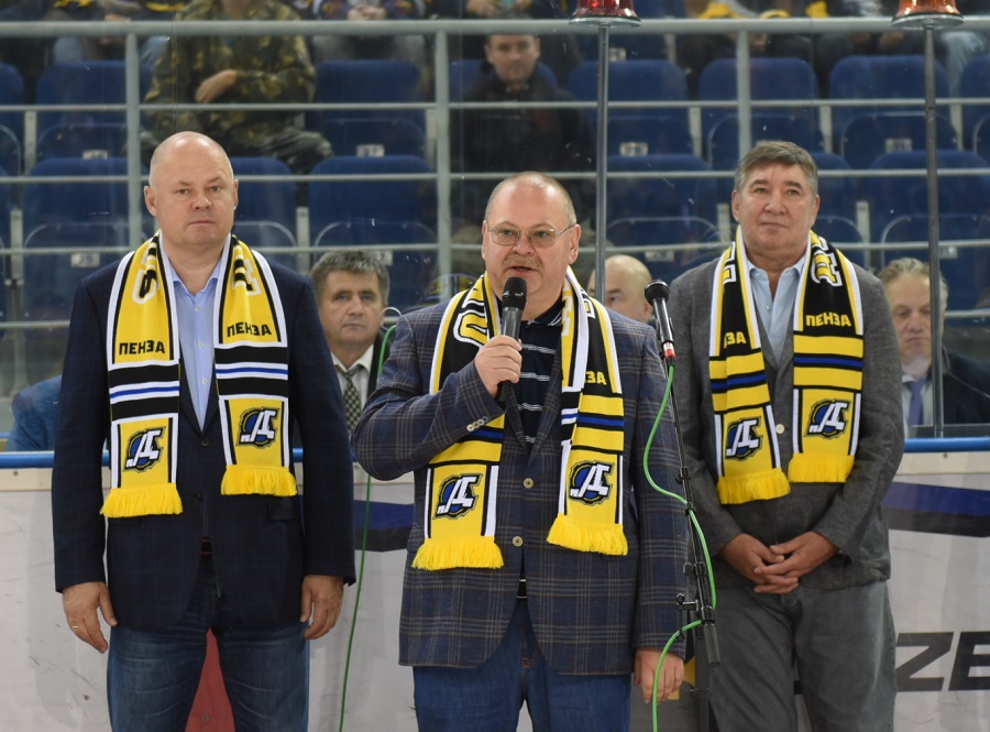 Губернатор Олег Мельниченко поздравил пензенских хоккеистов и болельщиков с открытием чемпионата ВХЛ
