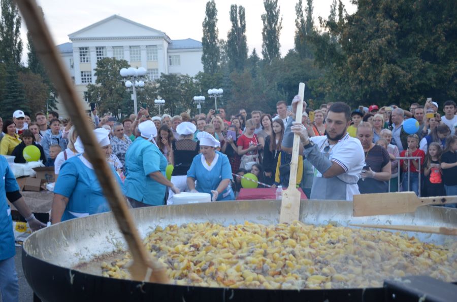 В Заречном 2,5 тысячи горожан угостились рекордной порцией картофеля