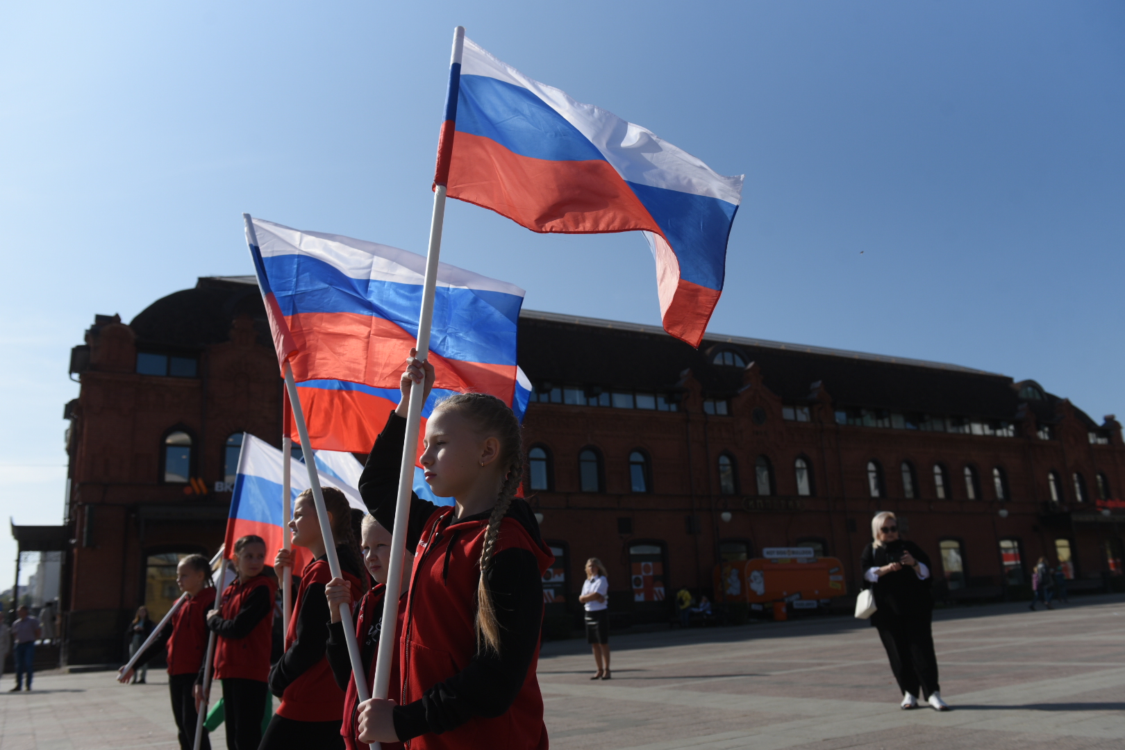В Пензе на площади Ленина прошел флешмоб ко Дню воссоединения Донбасса и Новороссии с Россией