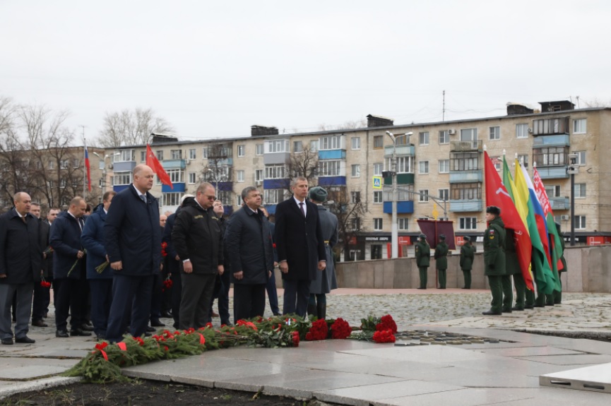 Белорусская делегация возложила цветы к Монументу трудовой и воинской Славы пензенцев