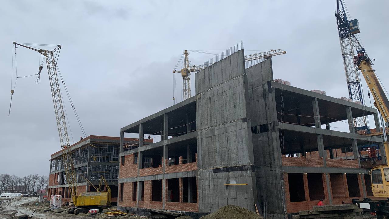 Общественники при минстрое проверили ход строительства школы в Бессоновке