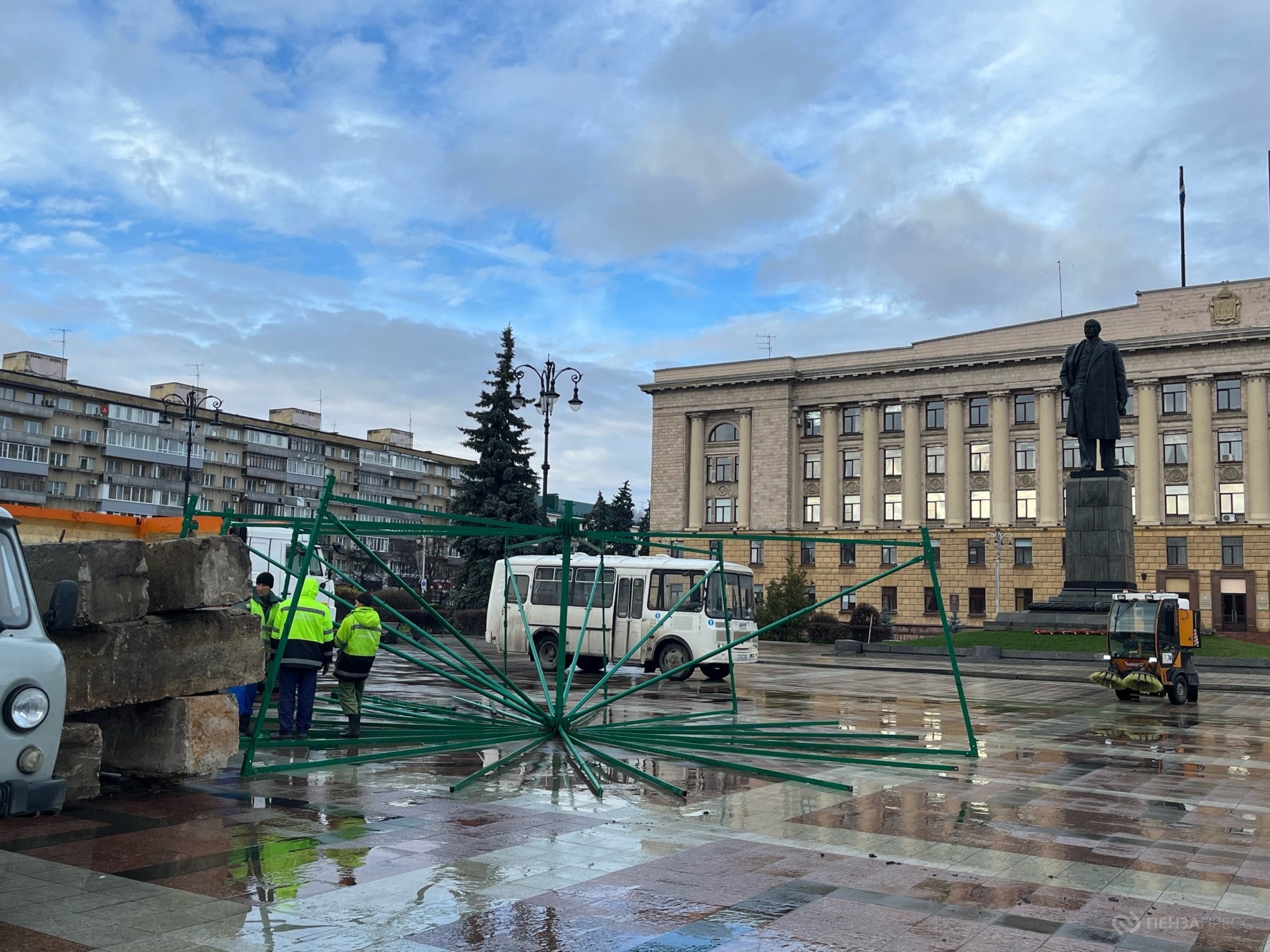 На площади Ленина в Пензе устанавливают 25-метровую новогоднюю ель