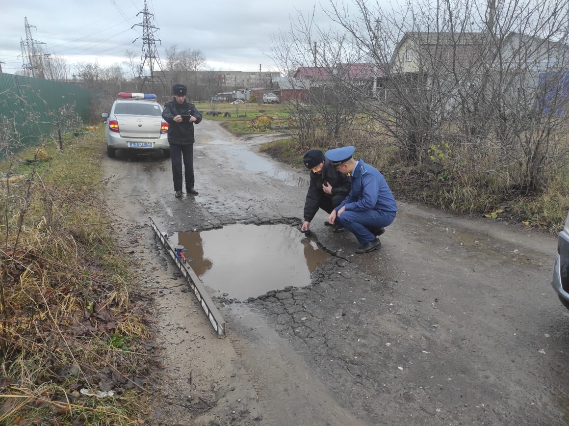 Прокуратура и ГИБДД добиваются ремонта разбитой улицы Ермака в Пензе