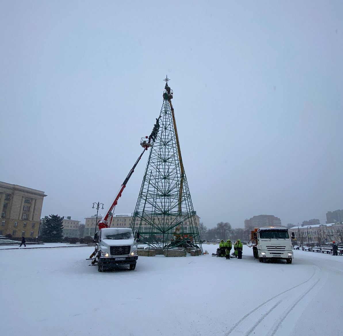 На площади Ленина в Пензе готов каркас елки