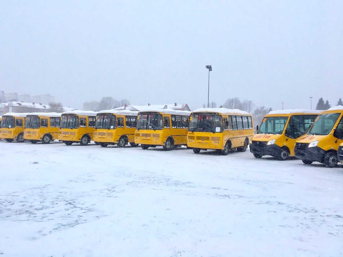 Губернатор Олег Мельниченко передал ключи от 49 новых школьных автобусов