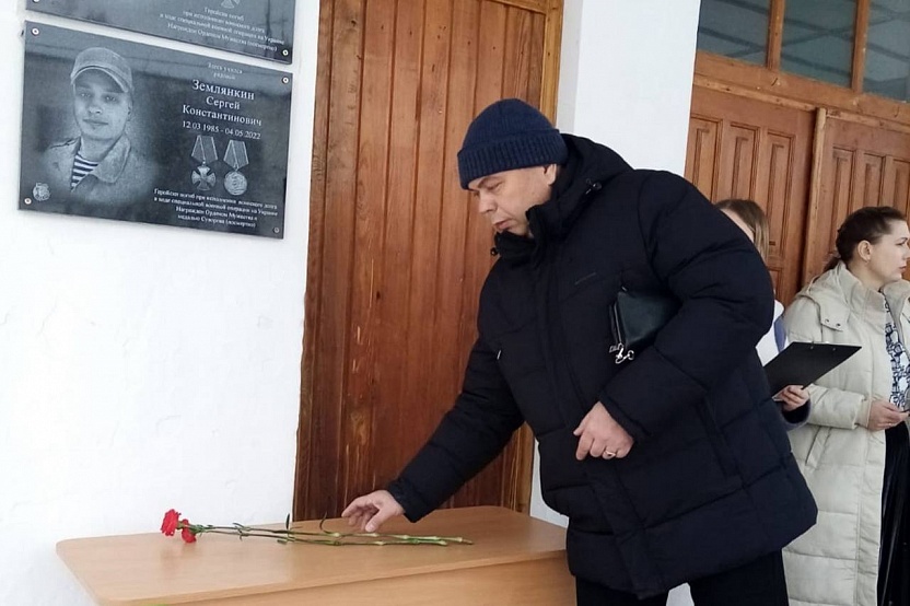 В поселке Сердобского района увековечили память погибшего в спецоперации