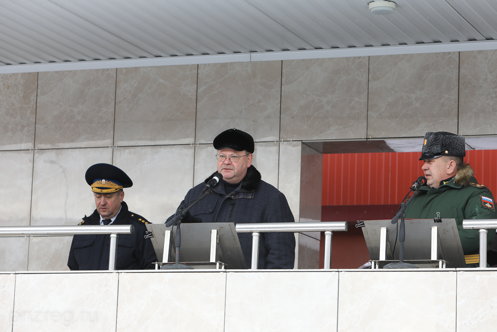 Олег Мельниченко побывал на торжественном построении у курсантов-артиллеристов
