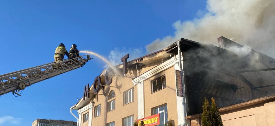 В Кузнецке из горящего торгового центра эвакуировали 30 человек